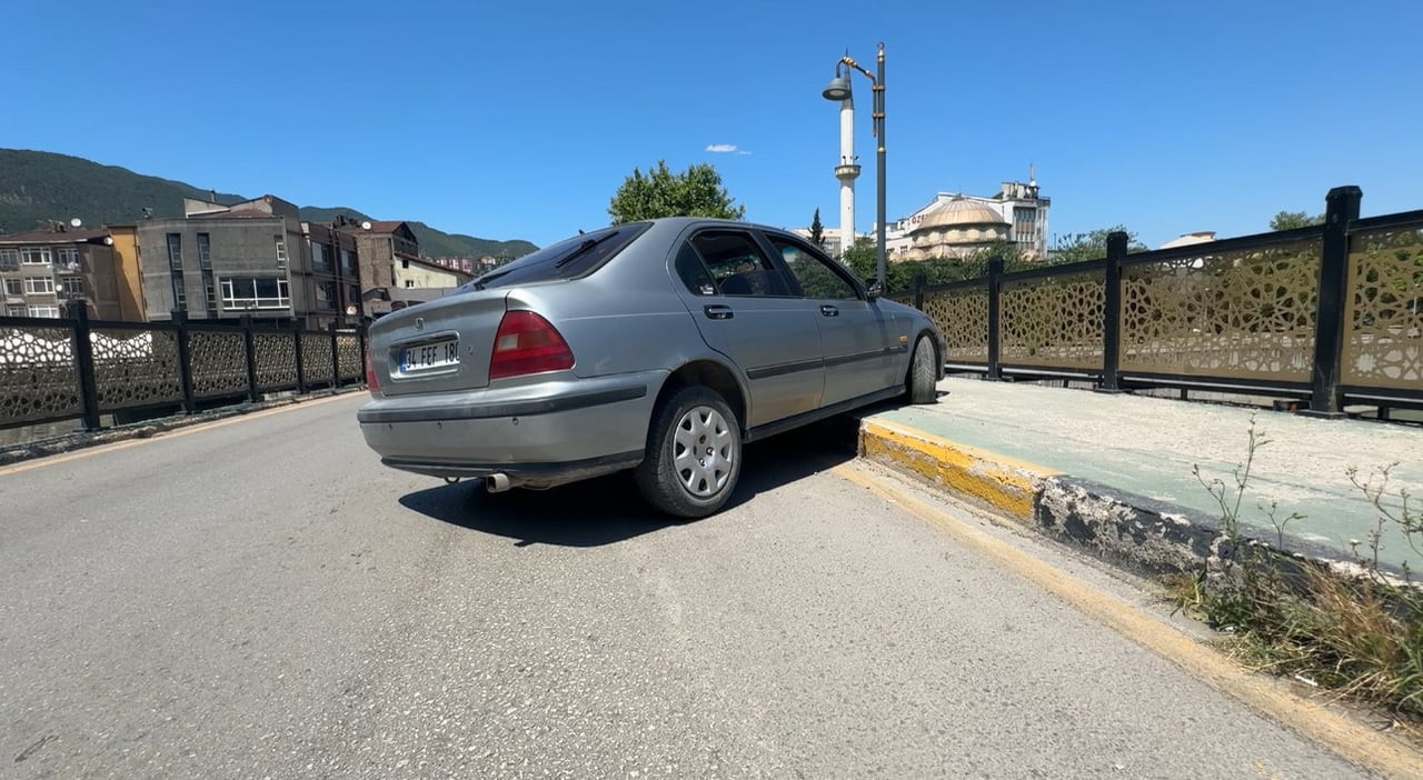 KARABÜK'TE KONTROLDEN ÇIKAN OTOMOBİLİN KALDIRIMA ÇIKARAK YAYAYA ÇARPMASI SONUCU 1 KİŞİ YARALANDI....