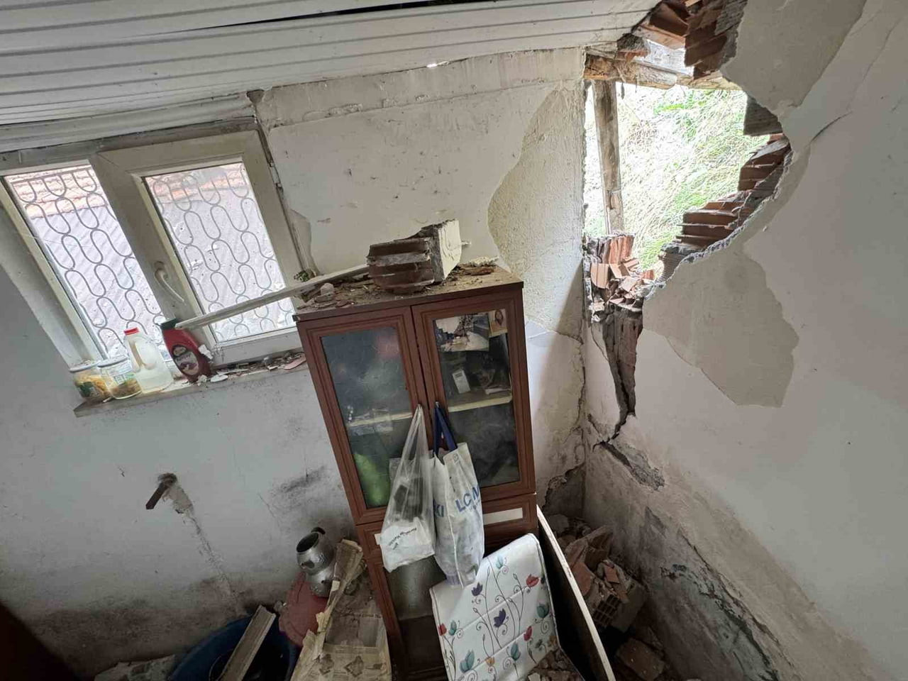 KARABÜK'TE MEYDANA GELEN HEYELANDA YAMAÇTAN KOPAN KAYA PARÇALARI, BİR EVİN DUVARI İLE ÇATISINA...