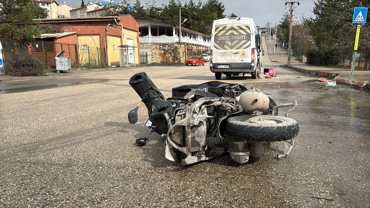 Karabük'te minibüsle çarpışan motosiklet sürücüsü hayatını kaybetti.