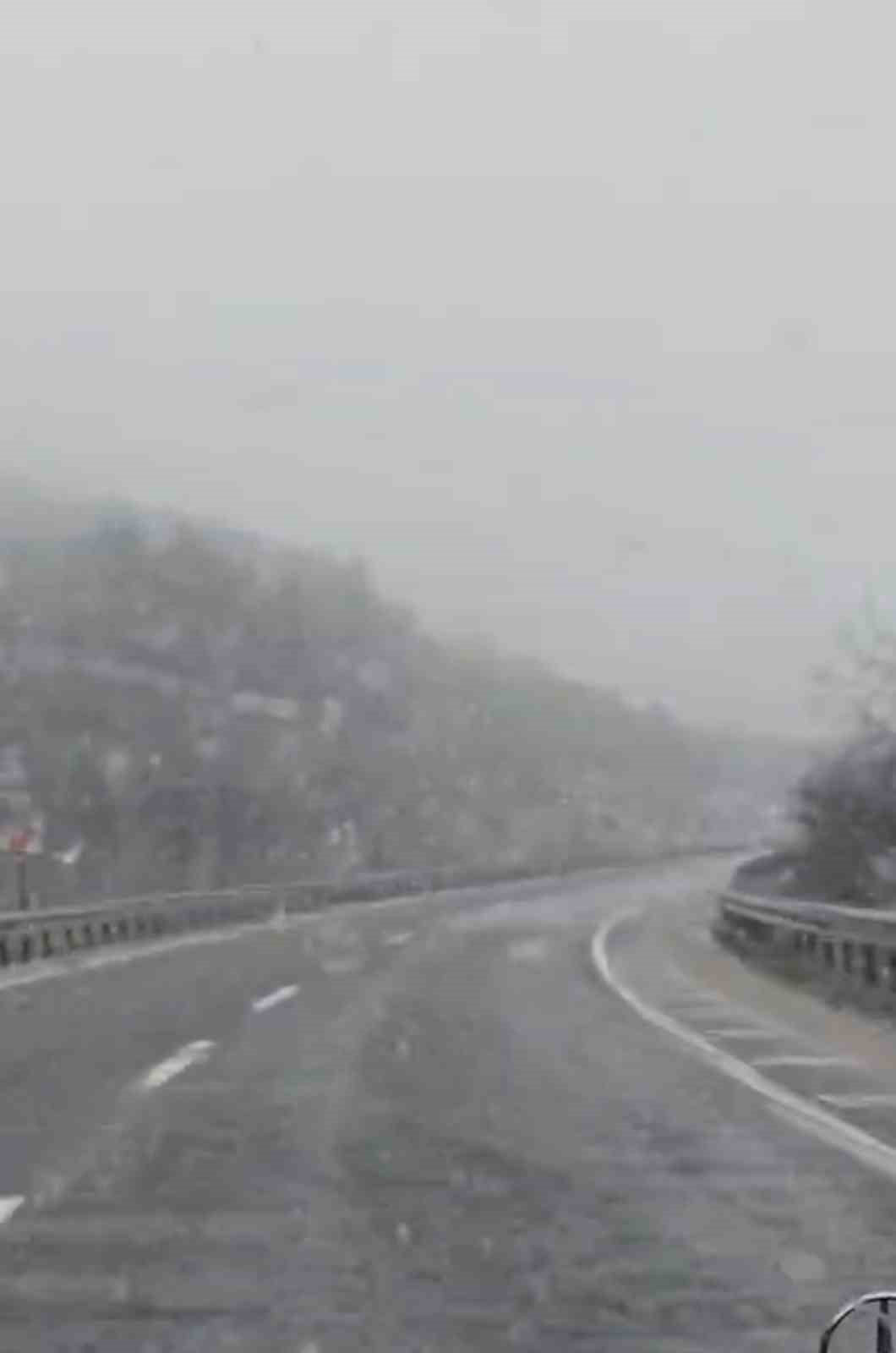 KARABÜK'TE NİSAN AYINDA KAR YAĞIŞI ETKİLİ OLMAYA BAŞLADI.