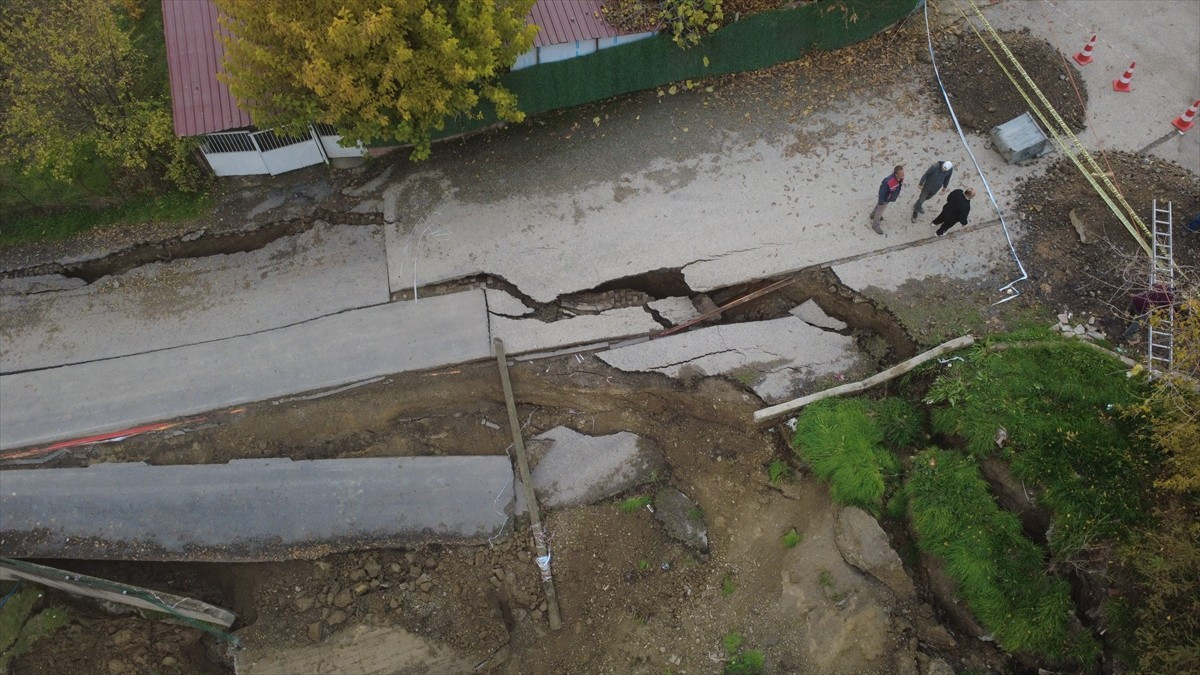 Karabük'te okul inşaatının yanındaki yolun bir kısmında çökme meydana geldi.