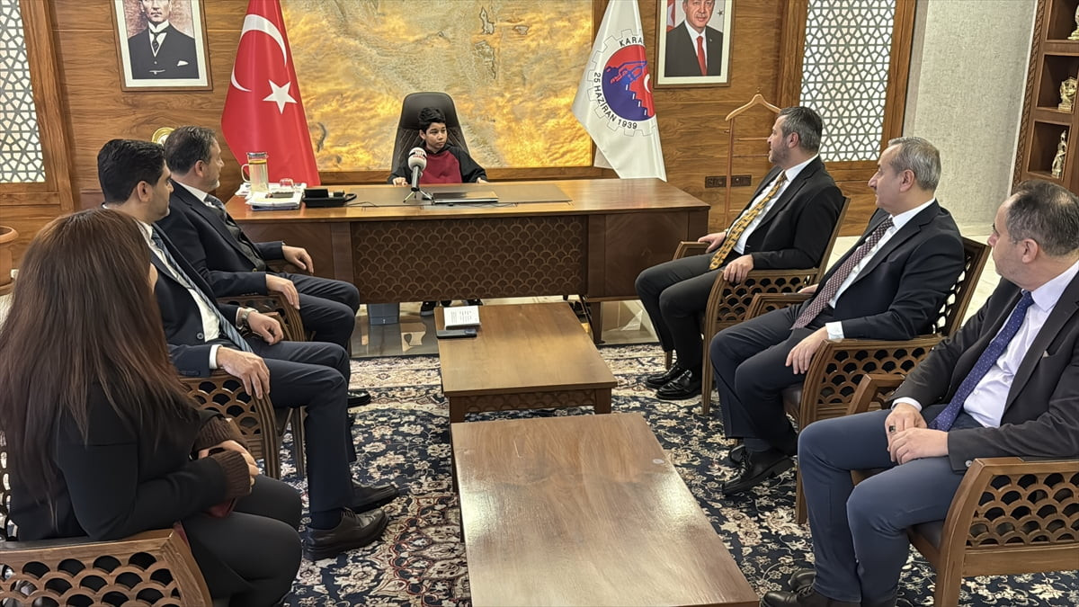 Karabük'te okula giderken İstiklal Marşı'nın okunduğunu duyunca kar yağışı altında saygı duruşunda...