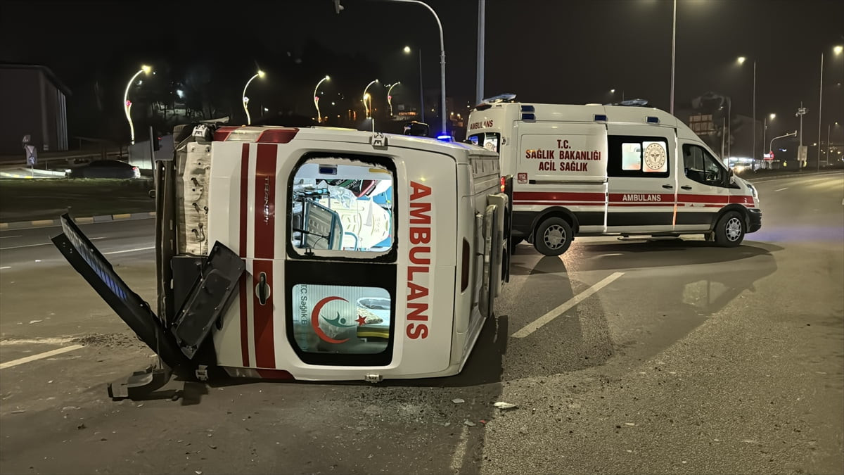 Karabük'te otomobil ile çarpışan ambulanstaki 3 sağlık çalışanı yaralandı.