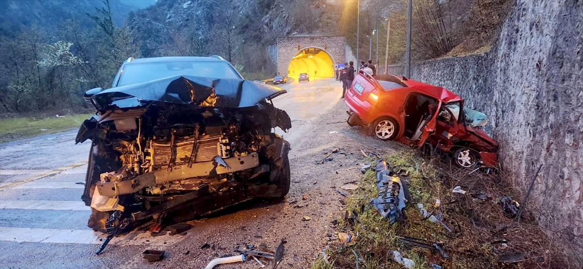 Karabük'te otomobil ile SUV tipi aracın çarpışması sonucu 1 kişi öldü, 2'si çocuk 5 kişi...