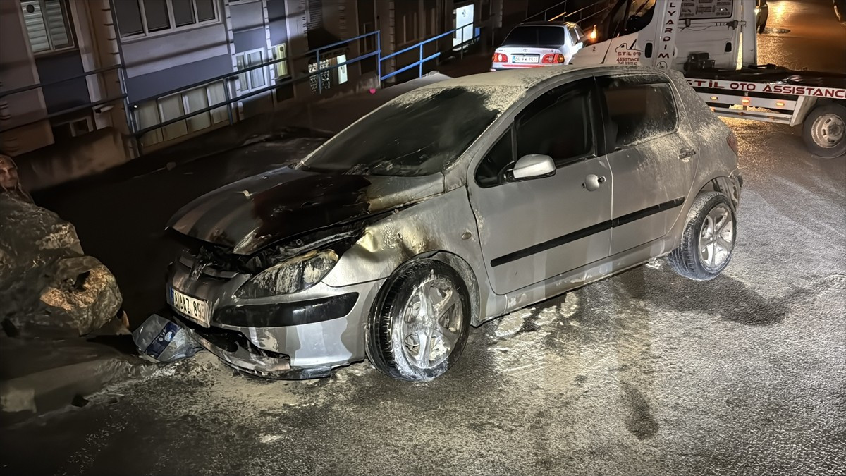 Karabük'te otomobilin duvara çarpması sonucu çıkan yangın söndürüldü.