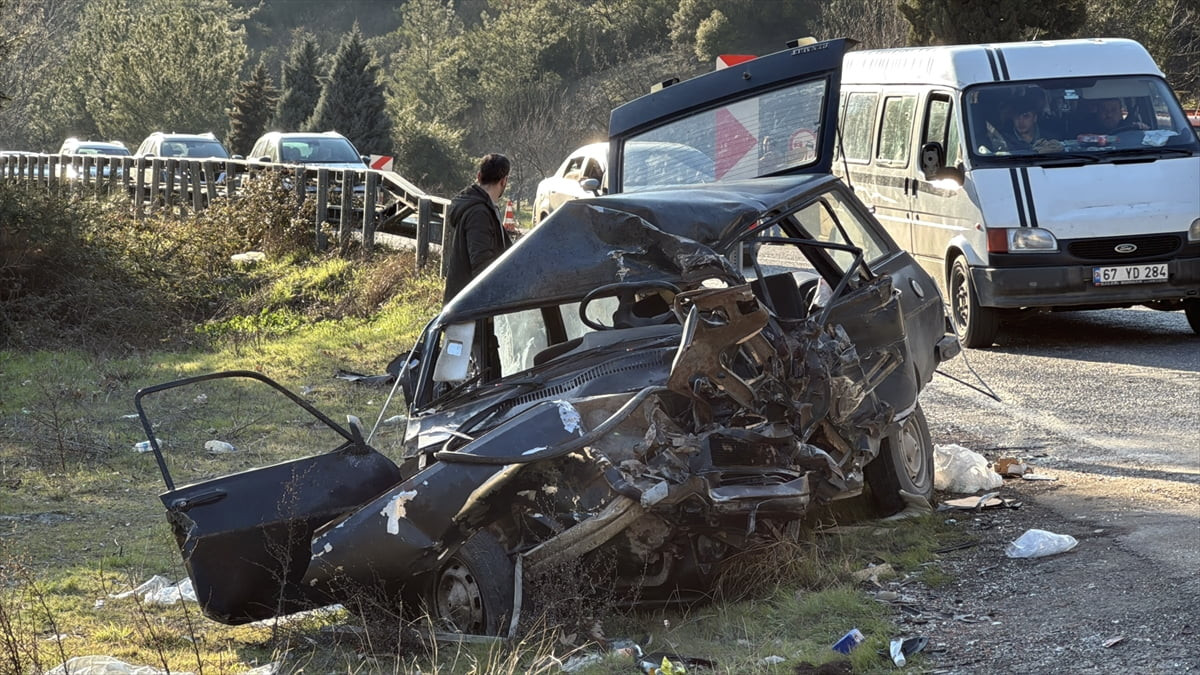 Karabük'te otomobille kamyonun çarpıştığı kazada 1 kişi öldü, 1'i çocuk 5 kişi yaralandı. İhbar...