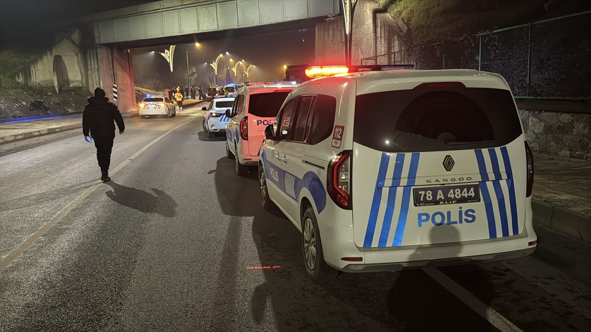 Karabük'te polisin "dur" ihtarına uymayıp otomobiliyle kaçan ehliyetsiz ve alkollü sürücü kaza...