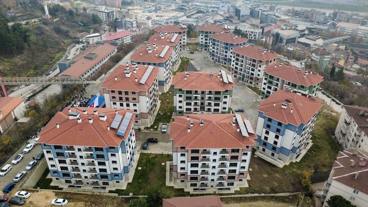 Karabük'te "İlk Evim İlk İş Yerim" projesi kapsamında yapımı tamamlanan TOKİ konutları hak...