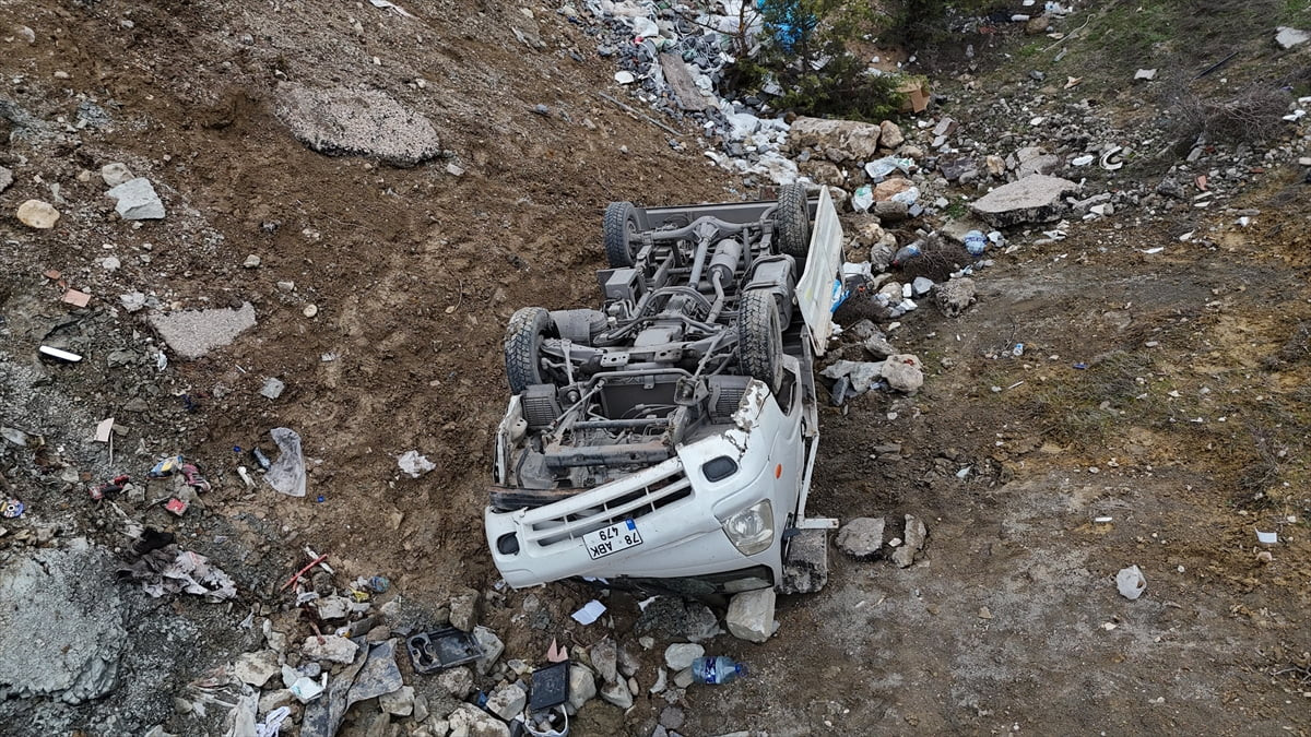 Karabük'te şarampole devrilen kamyonetteki 2 kişi yaralandı.