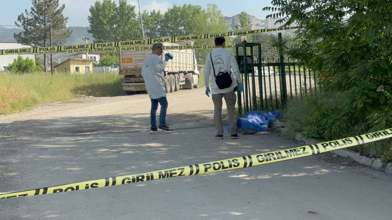 KARABÜK'TE SOKAKTA HAREKETSİZ HALDE BULUNAN KİŞİ HAYATINI KAYBETTİ.