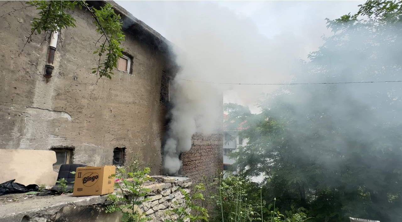KARABÜK'TE ÜÇ KATLI BİR EVİN İKİNCİ KATINDA ÇIKAN YANGIN, İTFAİYE EKİPLERİNİN MÜDAHALESİYLE...