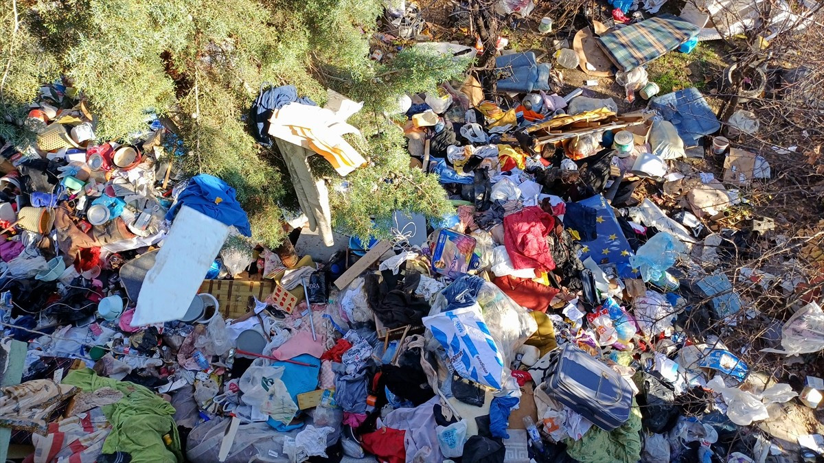 Karabük'te yaklaşık 10 kamyon çöp çıkarılan evde çalışmalar sürüyor.