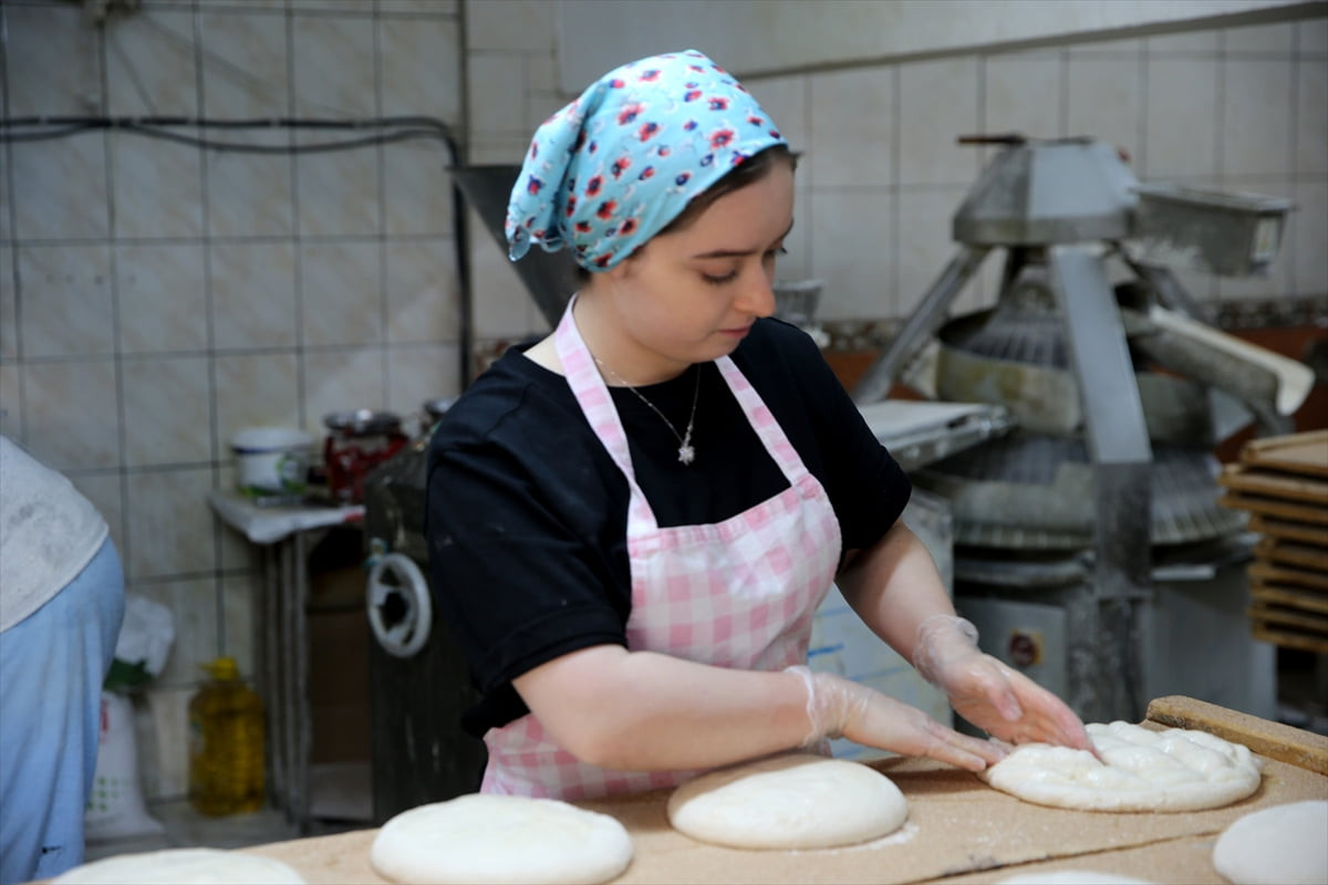 Karabük'te yaşayan Ecrin Hülya Yüksel, aşçılık lisesinden mezun olduktan sonra baba mesleği...