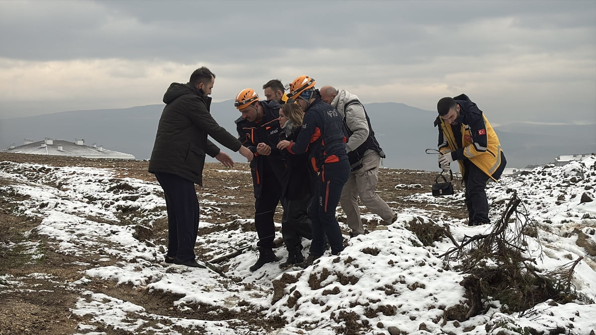 Karabük'te yoldan çıkarak tarlaya giren ve yaklaşık 50 metre takla atan otomobilin sürücüsü...