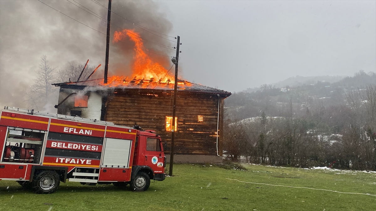 Karabük'ün Eflani ilçesinde çıkan yangında tarihi cami kullanılamaz hale geldi.