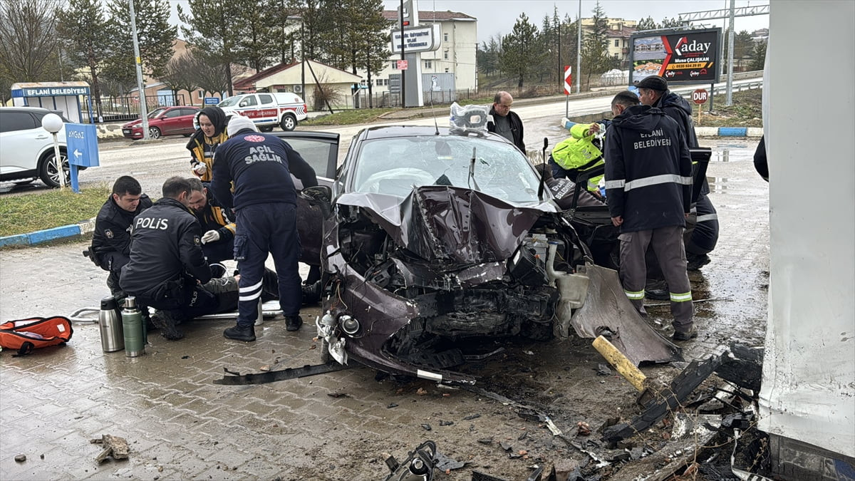 Karabük'ün Eflani ilçesinde otomobilin LPG istasyonundaki kolona çarpması sonucu 5 kişi yaralandı....