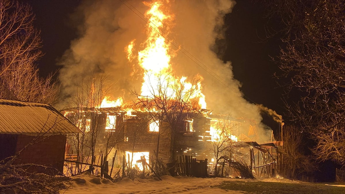 Karabük'ün Eflani ilçesinde yangın çıkan 2 katlı ahşap ev kullanılamaz hale geldi.