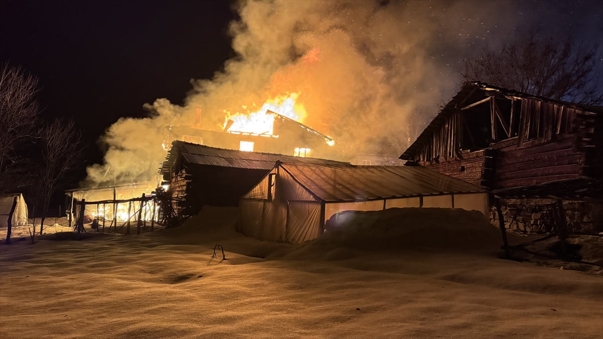 Karabük'ün Eflani ilçesinde yangın çıkan 2 katlı ev kullanılamaz hale geldi.