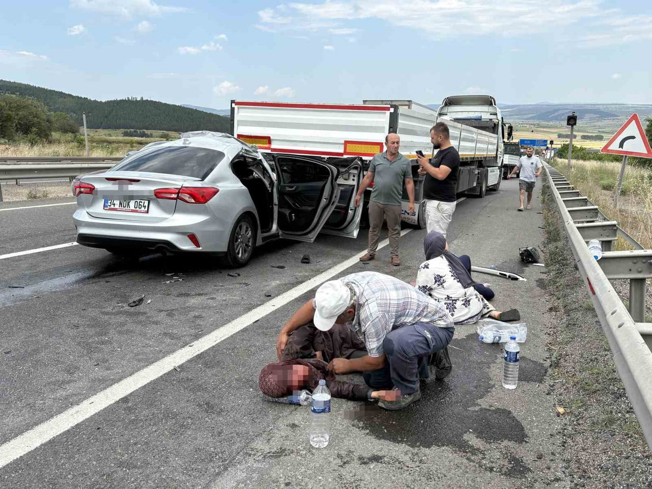 KARABÜK'ÜN ESKİPAZAR İLÇESİ KEMİKLİ RAMPALARI MEVKİSİNDE OTOMOBİLİN TIRA ARKADAN ÇARPMASI SONUCU...