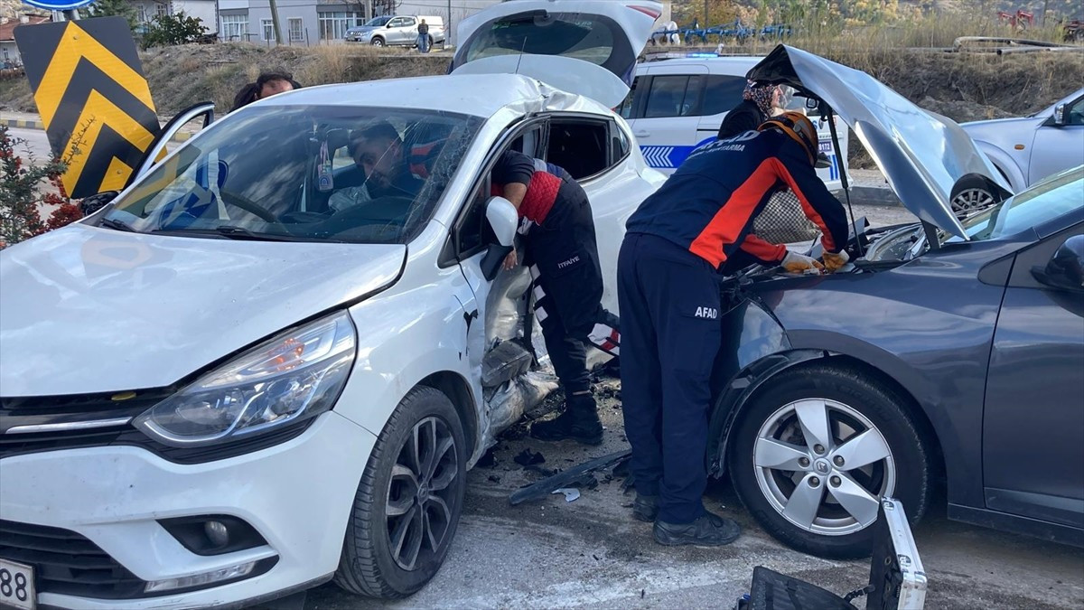 Karabük'ün Eskipazar ilçesinde iki otomobilin çarpışması sonucu 7 kişi yaralandı.