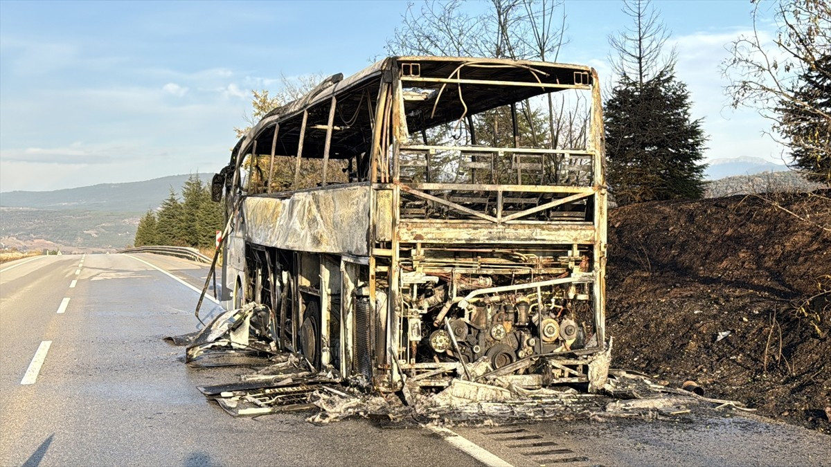 Karabük'ün Eskipazar ilçesinde seyir halindeyken yanan otobüs kullanılamaz hale geldi.