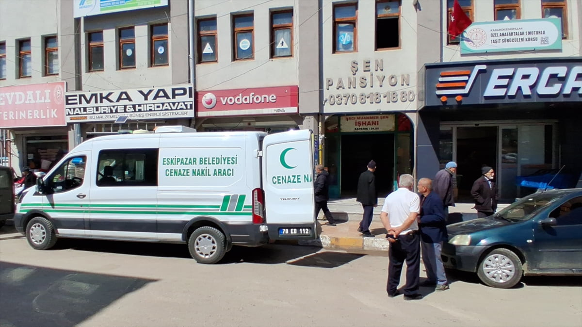 Karabük'ün Eskipazar ilçesinde sürücü kursu müdürü odasında ölü bulundu.