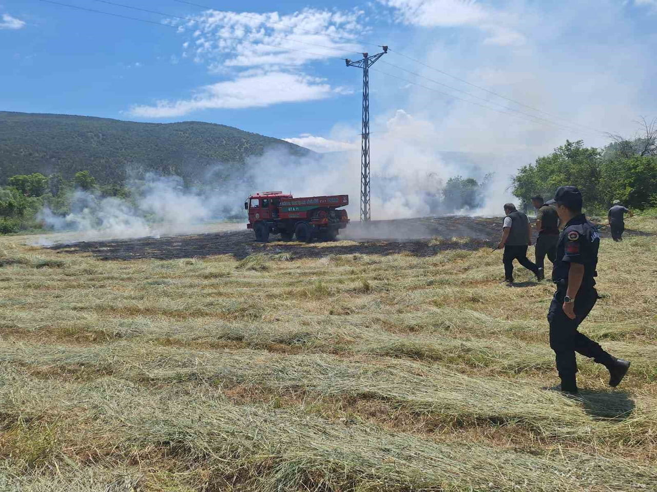 KARABÜK'ÜN ESKİPAZAR İLÇESİNE BAĞLI HANKÖY KÖYÜ MEVKİSİNDE ÇIKAN ANIZ YANGINI, EKİPLERİN ZAMANINDA...