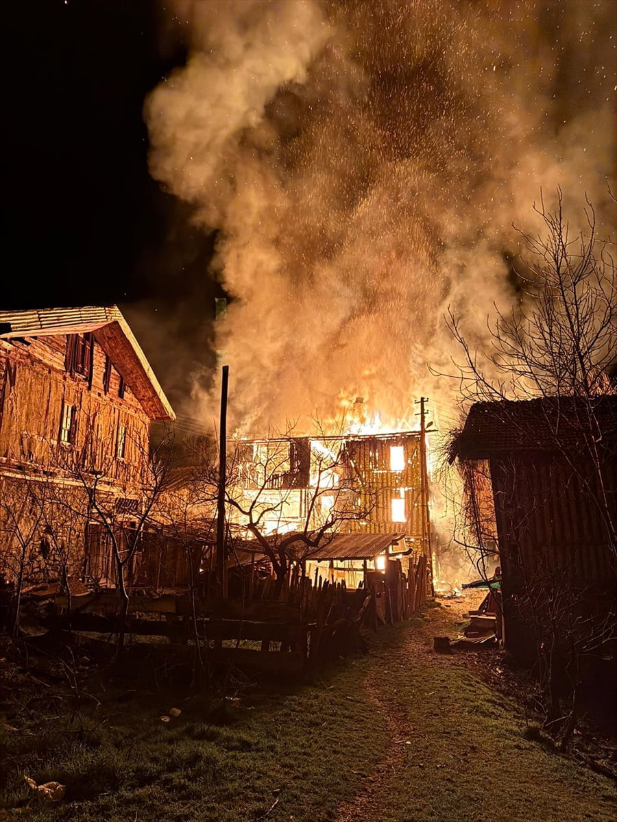 Karabük'ün Ovacık ilçesinde çıkan yangında 2 katlı ahşap ev kullanılamaz hale geldi.