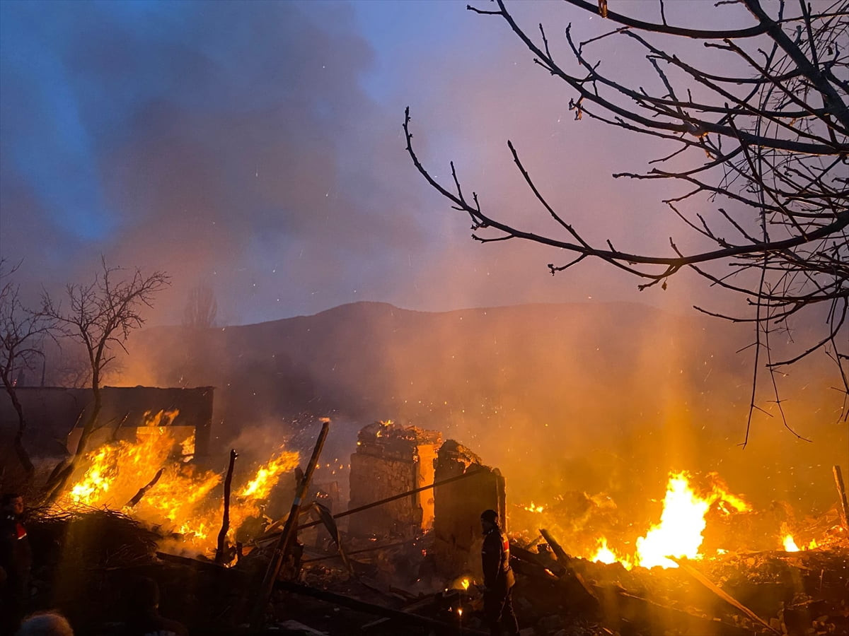 Karabük'ün Ovacık ilçesinde çıkan yangında 4 ev, ahır ve traktör kullanılamaz hale geldi.