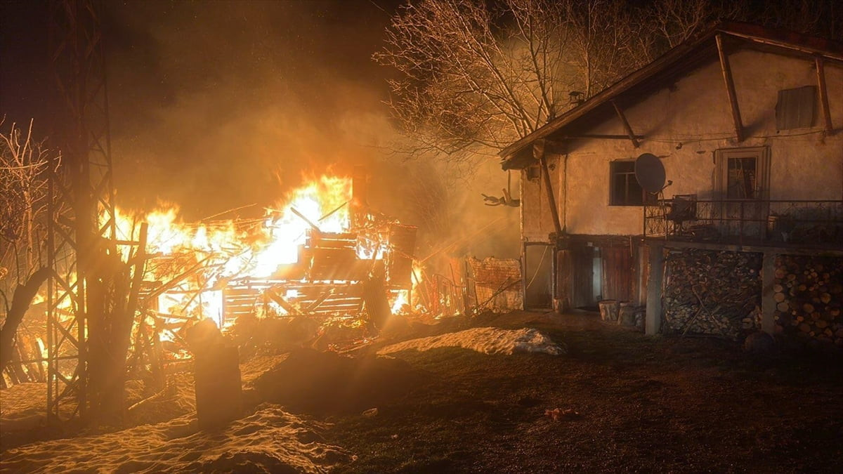 Karabük'ün Safranbolu ilçesinde 2 katlı ahşap evde çıkan yangında yaralanan ev sahibi hastaneye...