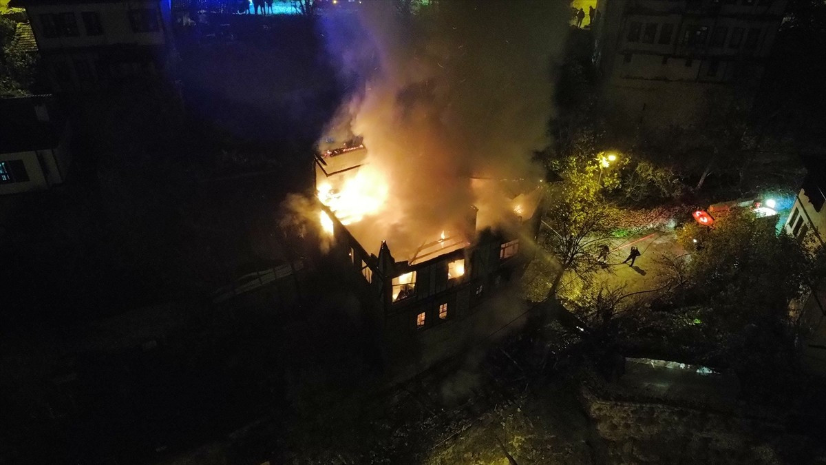 Karabük'ün Safranbolu ilçesinde çıkan yangında tarihi konak kullanılamaz hale geldi. İhbar üzerine...
