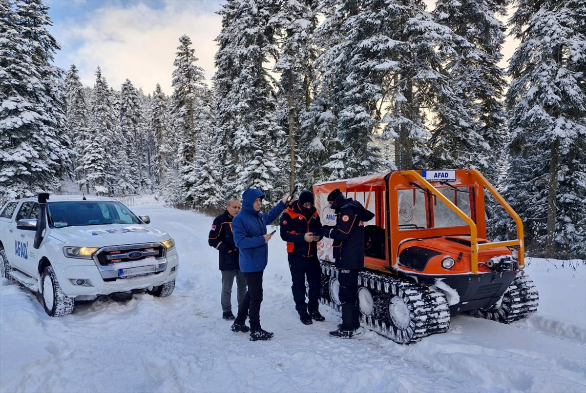 Karabük'ün Safranbolu ilçesinde kar nedeniyle mahsur kalan 11 kişi AFAD ekiplerince...