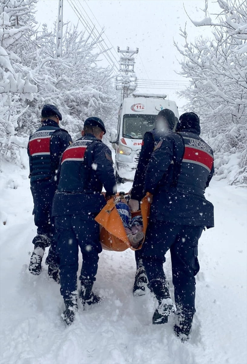 Karabük'ün Safranbolu ilçesinde kar nedeniyle ulaşıma kapanan köyde solunum sıkıntısı yaşayan...