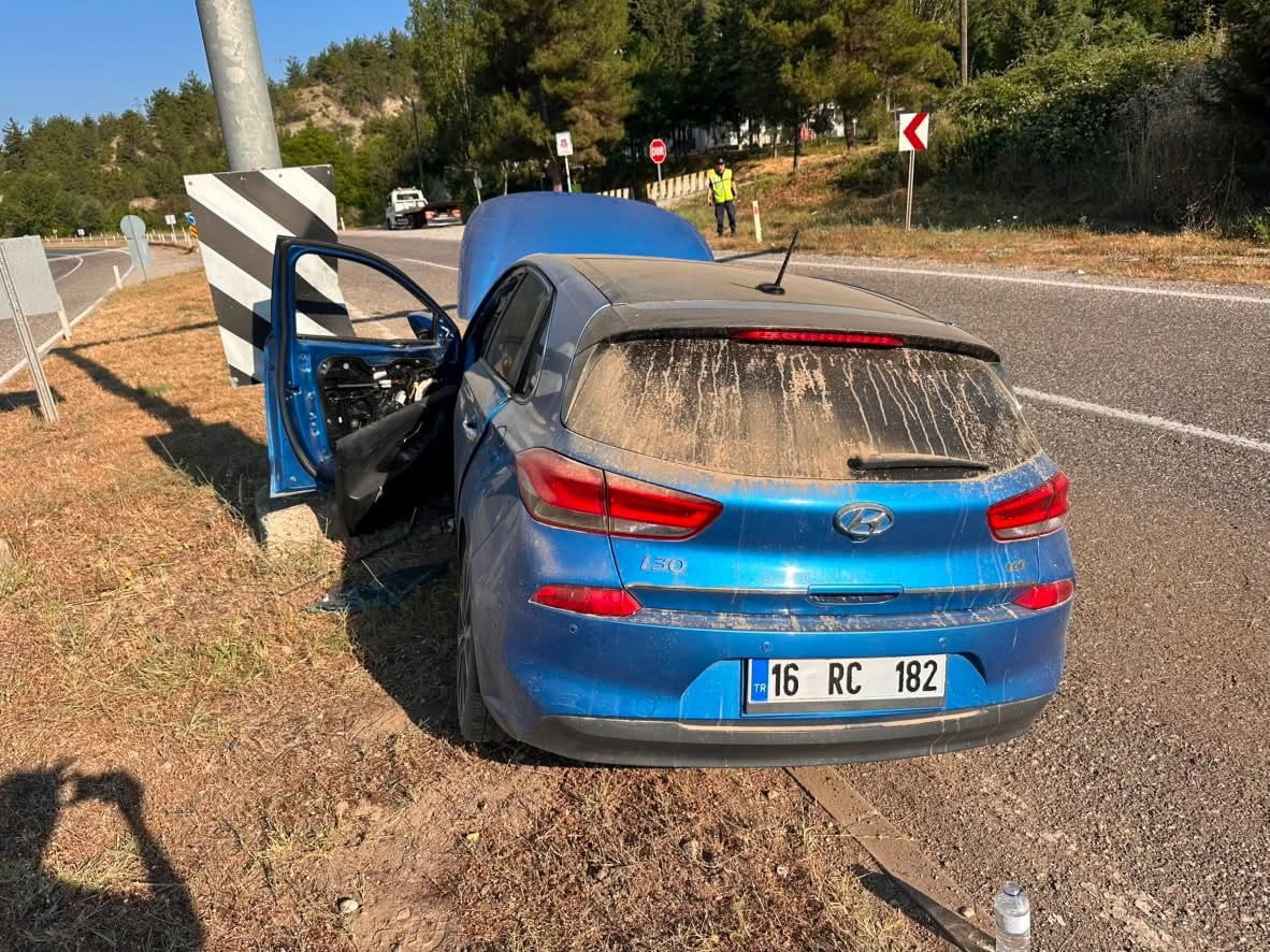 KARABÜK'ÜN SAFRANBOLU İLÇESİNDE KONTROLDEN ÇIKARAK REFÜJE ÇARPAN OTOMOBİLDEKİ 2'Sİ ÇOCUK 4 KİŞİ...