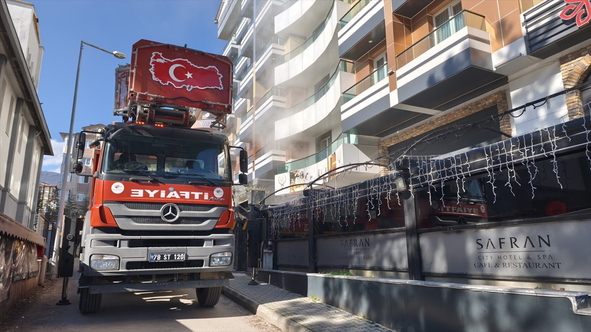 Karabük'ün Safranbolu ilçesinde otelde çıkan yangın, itfaiye ekiplerince söndürüldü.