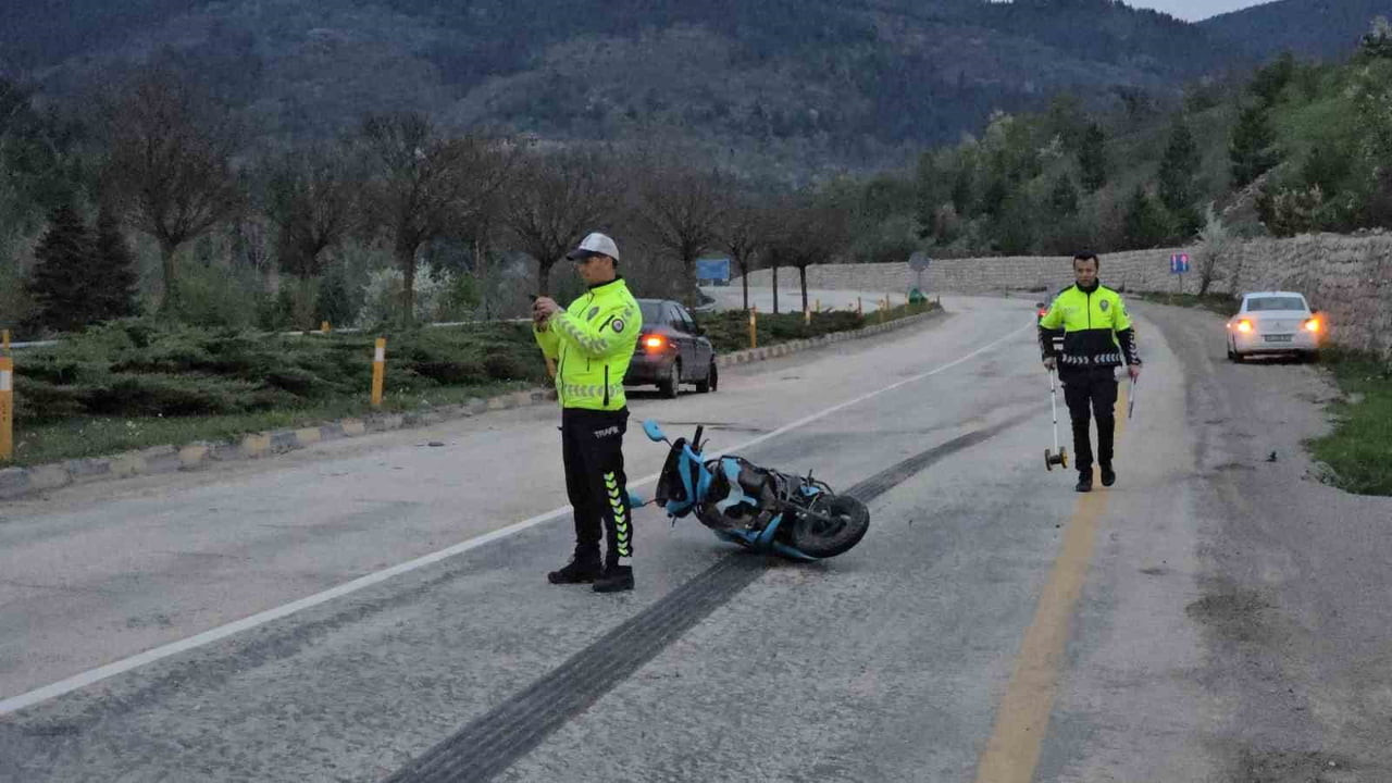 KARABÜK'ÜN SAFRANBOLU İLÇESİNDE OTOMOBİL İLE MOTOSİKLETİN ÇARPIŞTIĞI KAZADA AĞIR YARALANAN...