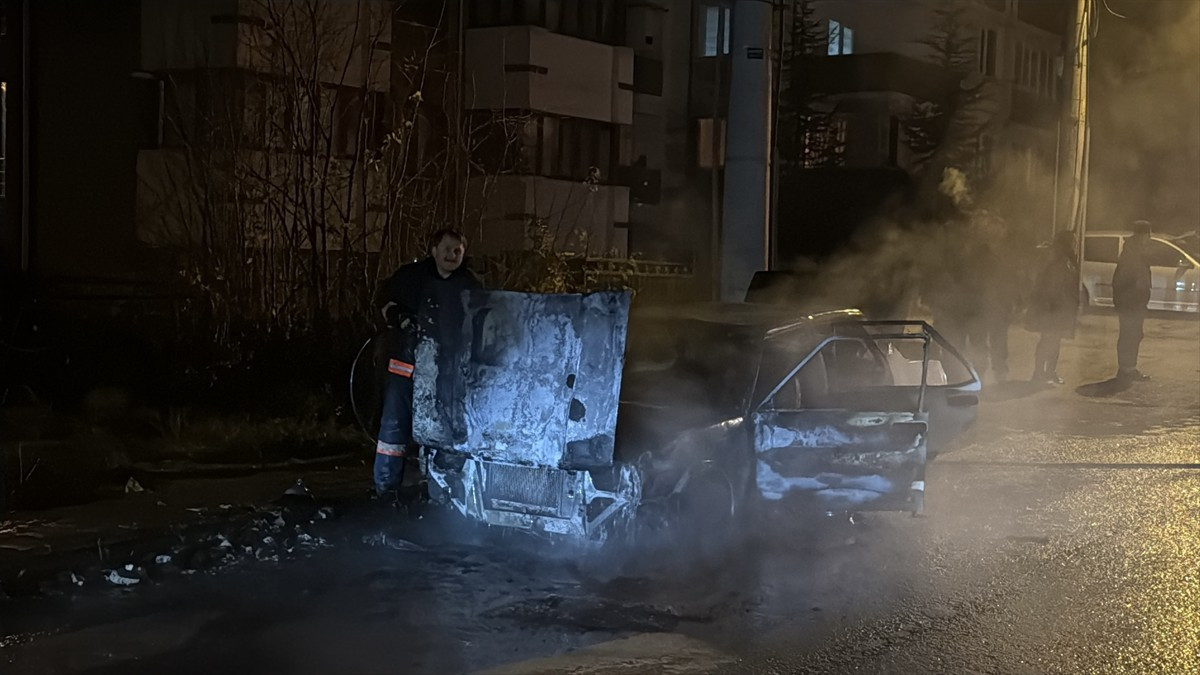 Karabük'ün Safranbolu ilçesinde park halindeki otomobilde çıkan yangın itfaiye ekiplerince...