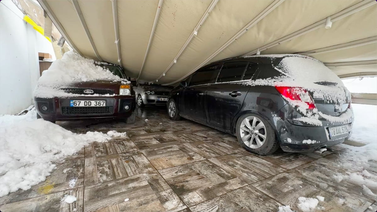 Karabük'ün Safranbolu ilçesinde yoğun kar yağışı nedeniyle garaj çatısının çökmesi sonucu 3...