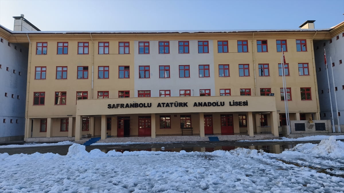 Karabük'ün Safranbolu ilçesindeki bir lisede, öğrencilerin dürüstlük, güven ve sorumluluk...