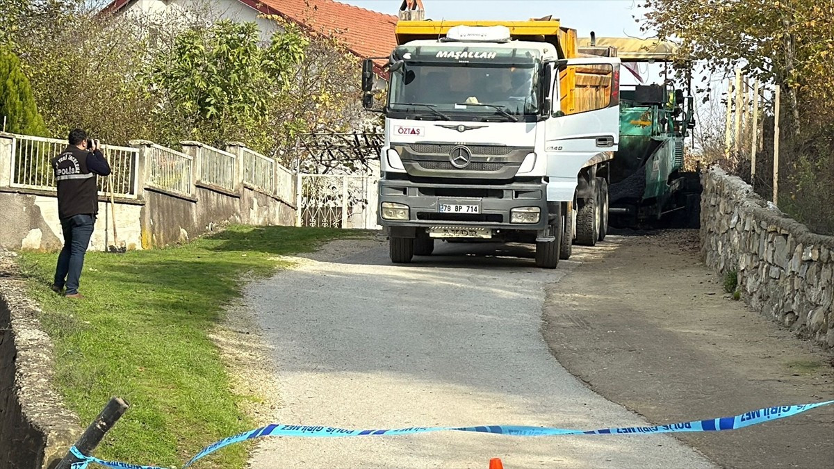 Karabük'ün Yenice ilçesinde asfalt çalışması sırasında elektrik akımına kapılan iki işçiden biri...