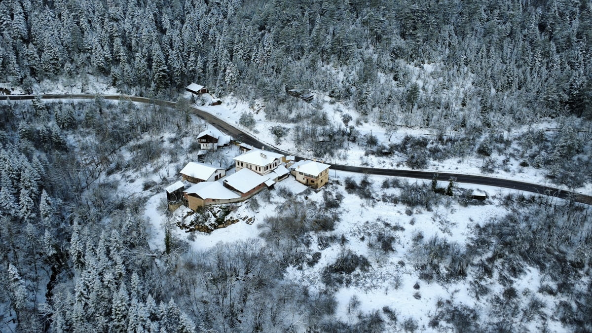 Karabük'ün yüksek bölgeleri, etkili olan kar yağışının ardından beyaz örtüyle kaplandı.