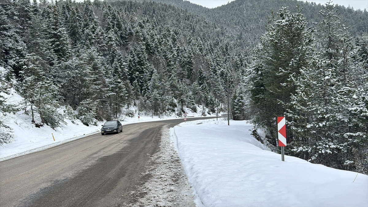 Karabük'ün yüksek bölgeleri, etkili olan kar yağışının ardından beyaz örtüyle kaplandı.