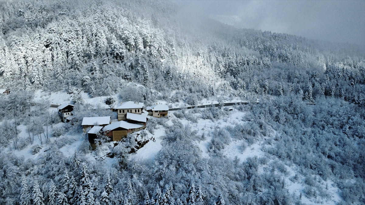 Karabük'ün yüksek kesimleri kar yağışı etkisini gösterdi. Karabük-Bartın kara yolunun 1030 rakımlı...