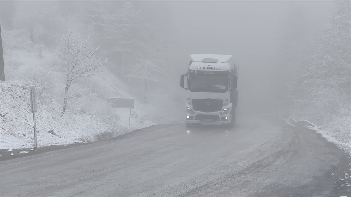 Karabük'ün yüksek kesimlerinde etkili olan kar yağışı ve sis nedeniyle araçlar yolda dikkatle...