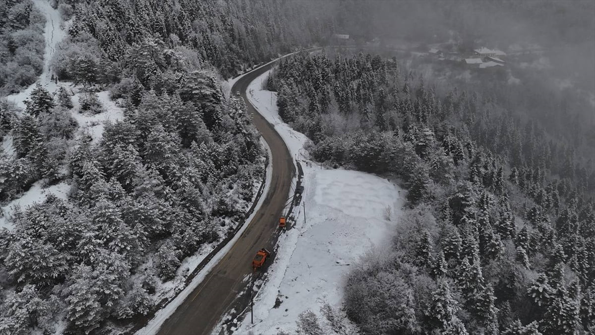 Karabük'ün yüksek kesimlerinde kar yağışı etkili oldu. 