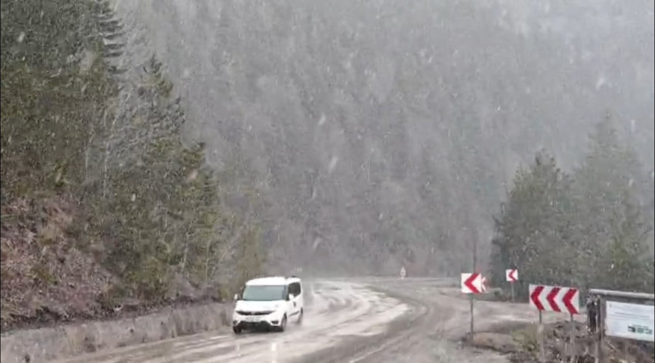 KARABÜK'ÜN YÜKSEK KESİMLERİNDE NİSAN AYINDA KAR YAĞIŞI YENİDEN ETKİLİ OLUYOR.