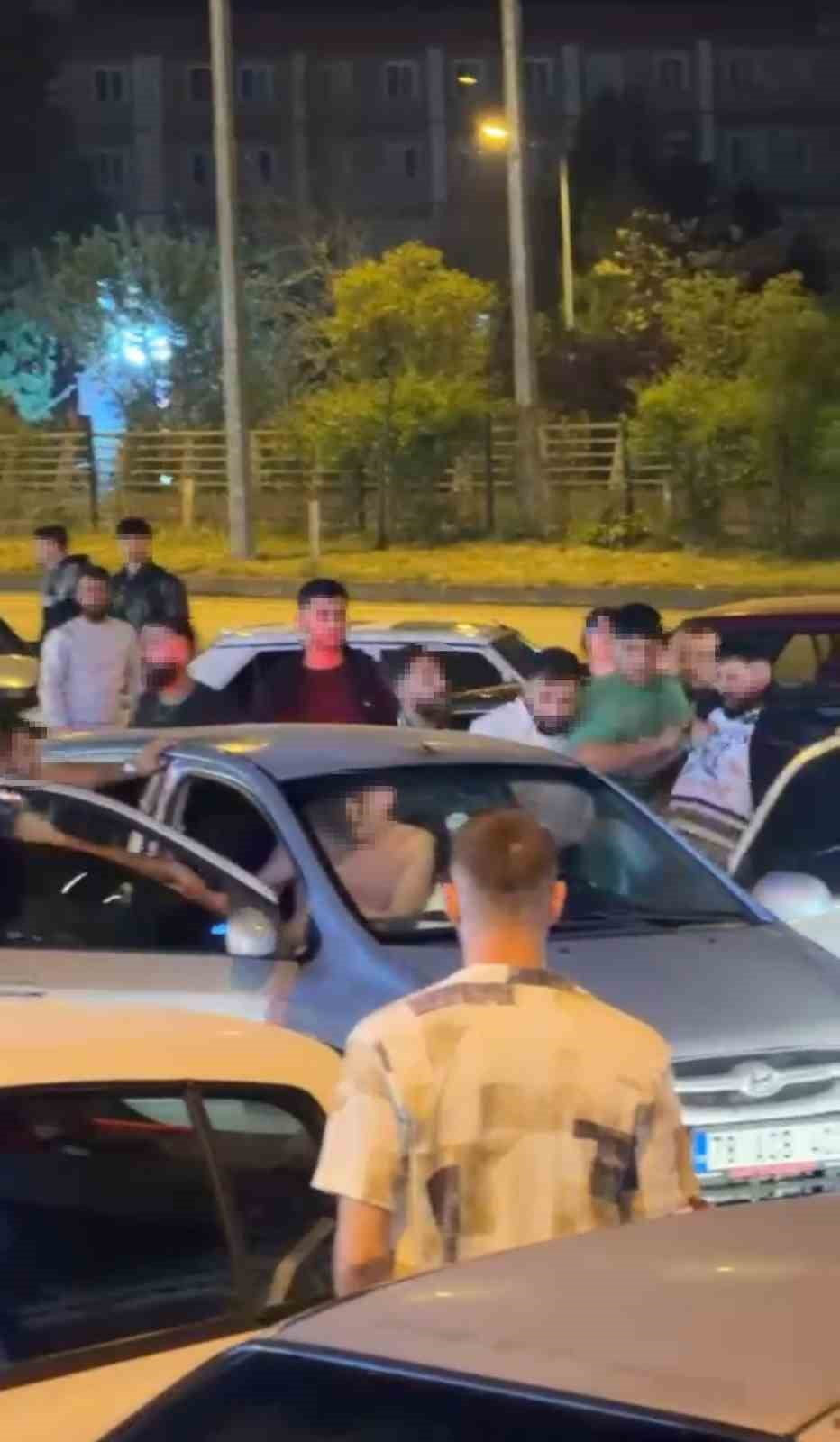 KARABÜK’TE BİR GRUP TARAFINDAN ARAÇTA BULUNAN 2 KİŞİNİN DARBEDİLDİĞİ ANLAR CEP TELEFONU...