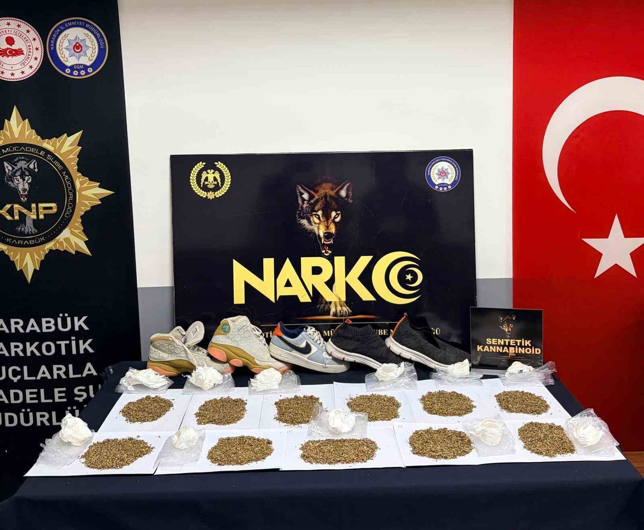 KARABÜK’TE DÜZENLENEN UYUŞTURUCU OPERASYONLARINDA BONZAİ VE METAMFETAMİN ELE GEÇİRİLİRKEN, 1...
