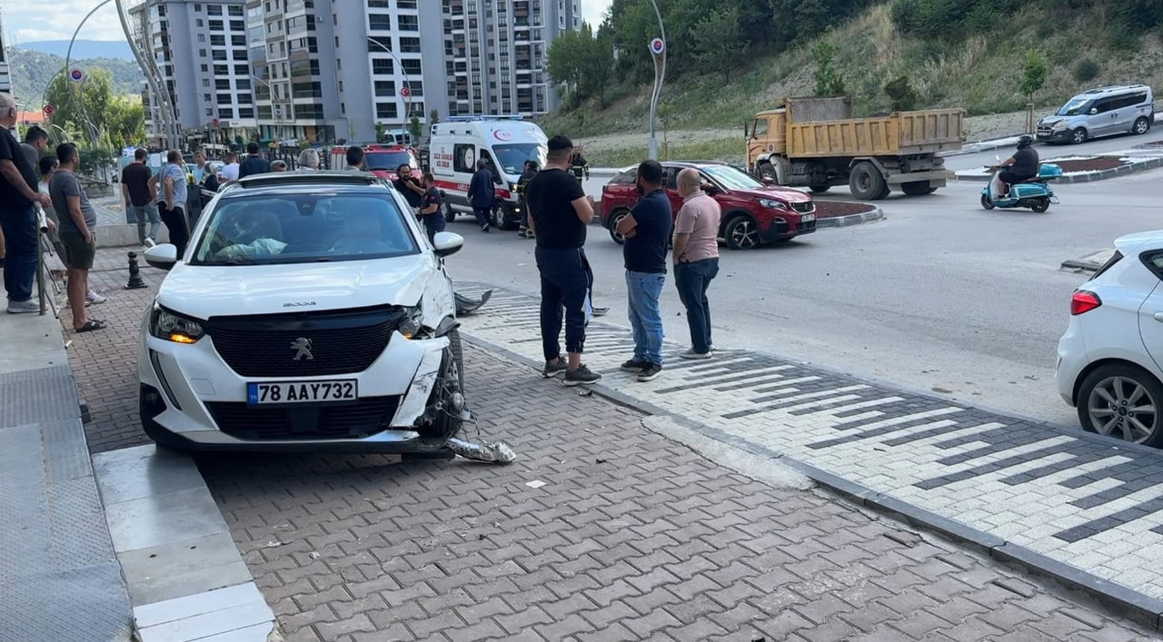 KARABÜK’TE EHLİYETSİZ SÜRÜCÜNÜN KULLANDIĞI OTOMOBİLİN BAŞKA BİR OTOMOBİLLE ÇARPIŞTIĞI KAZADA, ANNE...