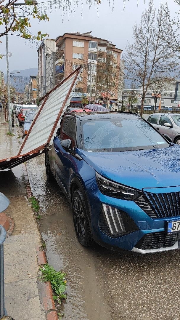 KARABÜK’TE ETKİLİ OLAN FIRTINADA BİR YAPIDAN KOPAN SAÇ PARÇASI PARK HALİNDEKİ ARACA ZARAR...